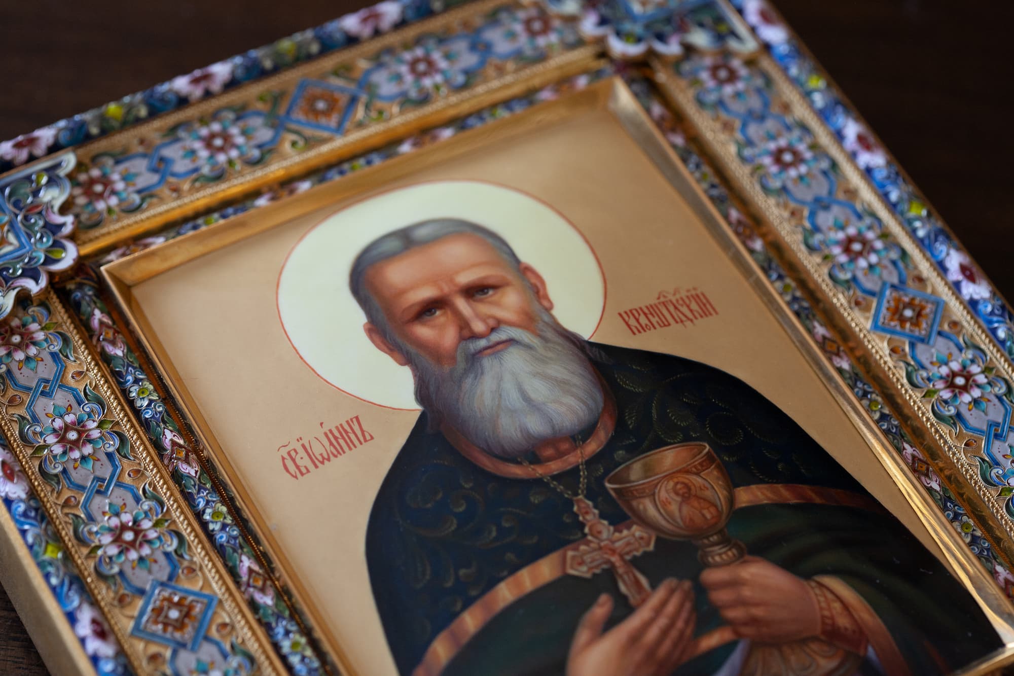 Рукописная икона Иоанн Кронштадтский в серебряном окладе в технике миниатюрной живописи по эмали по цене 730000 руб. Фото 2. Детальный фрагмент иконы Рукописная икона Иоанн Кронштадтский в серебряном окладе в технике миниатюрной живописи по эмали по цене 730000 руб. Фото 2. Детальная фотография лика - миниатюрная живопись по эмали