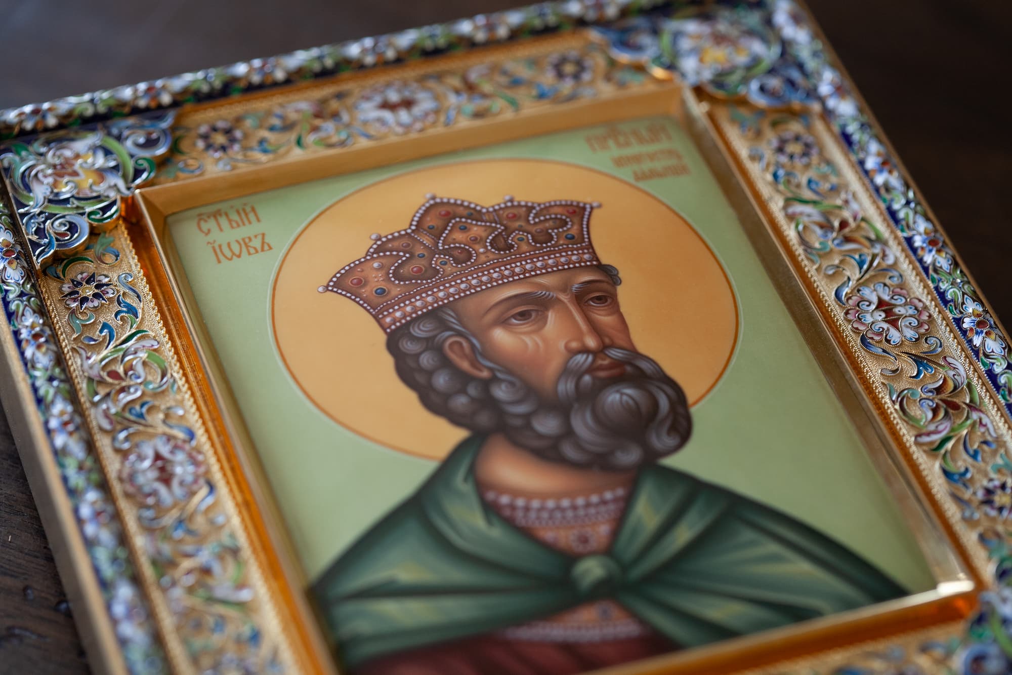 Рукописная икона Иов Многострадальный в серебряном окладе в технике миниатюрной живописи по эмали. Фото 2. Детальная фотография лика - миниатюрная живопись по эмали
