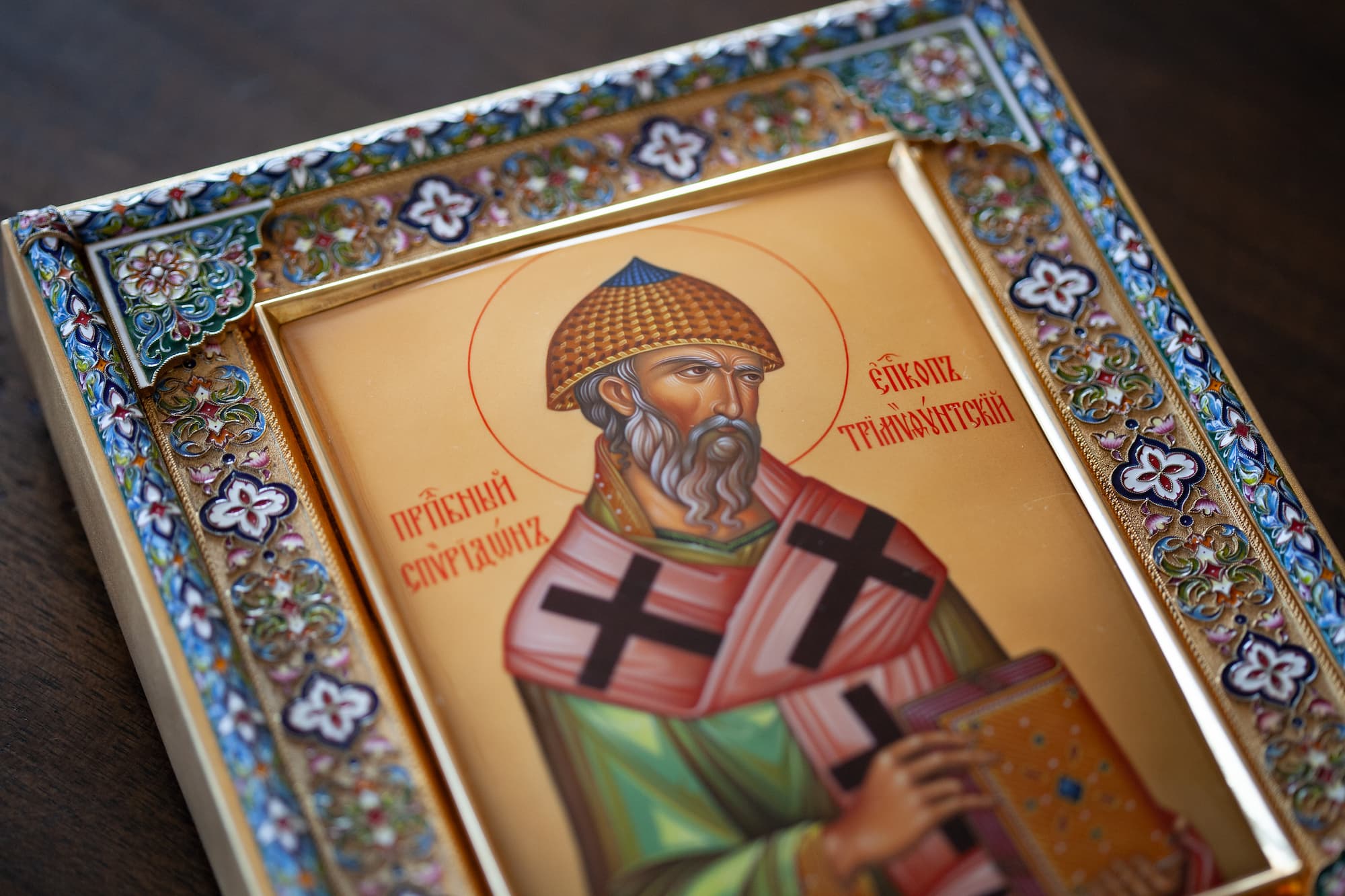 Рукописная икона Святитель Спиридон Тримифунтский в серебряном окладе в технике миниатюрной живописи по эмали. Фото 2. Детальный фрагмент иконы Рукописная икона Святитель Спиридон Тримифунтский в серебряном окладе в технике миниатюрной живописи по эмали. Фото 2. Детальная фотография лика - миниатюрная живопись по эмали
