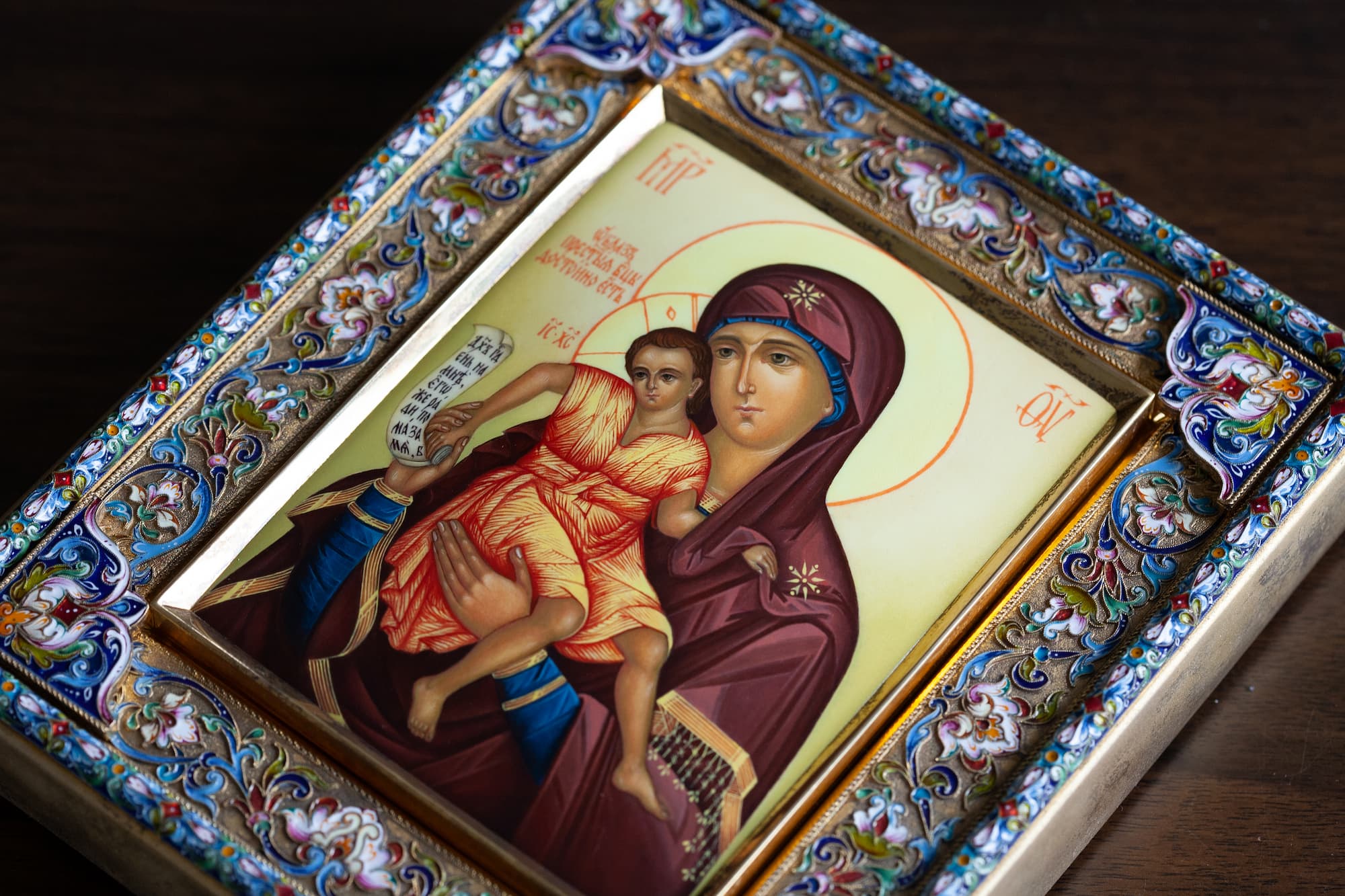 Рукописная икона Богородицы Достойно Есть в серебряном окладе в технике миниатюрной живописи по эмали. Фото 2. Детальный фрагмент иконы Рукописная икона Богородицы Достойно Есть в серебряном окладе в технике миниатюрной живописи по эмали. Фото 2. Детальная фотография лика - миниатюрная живопись по эмали
