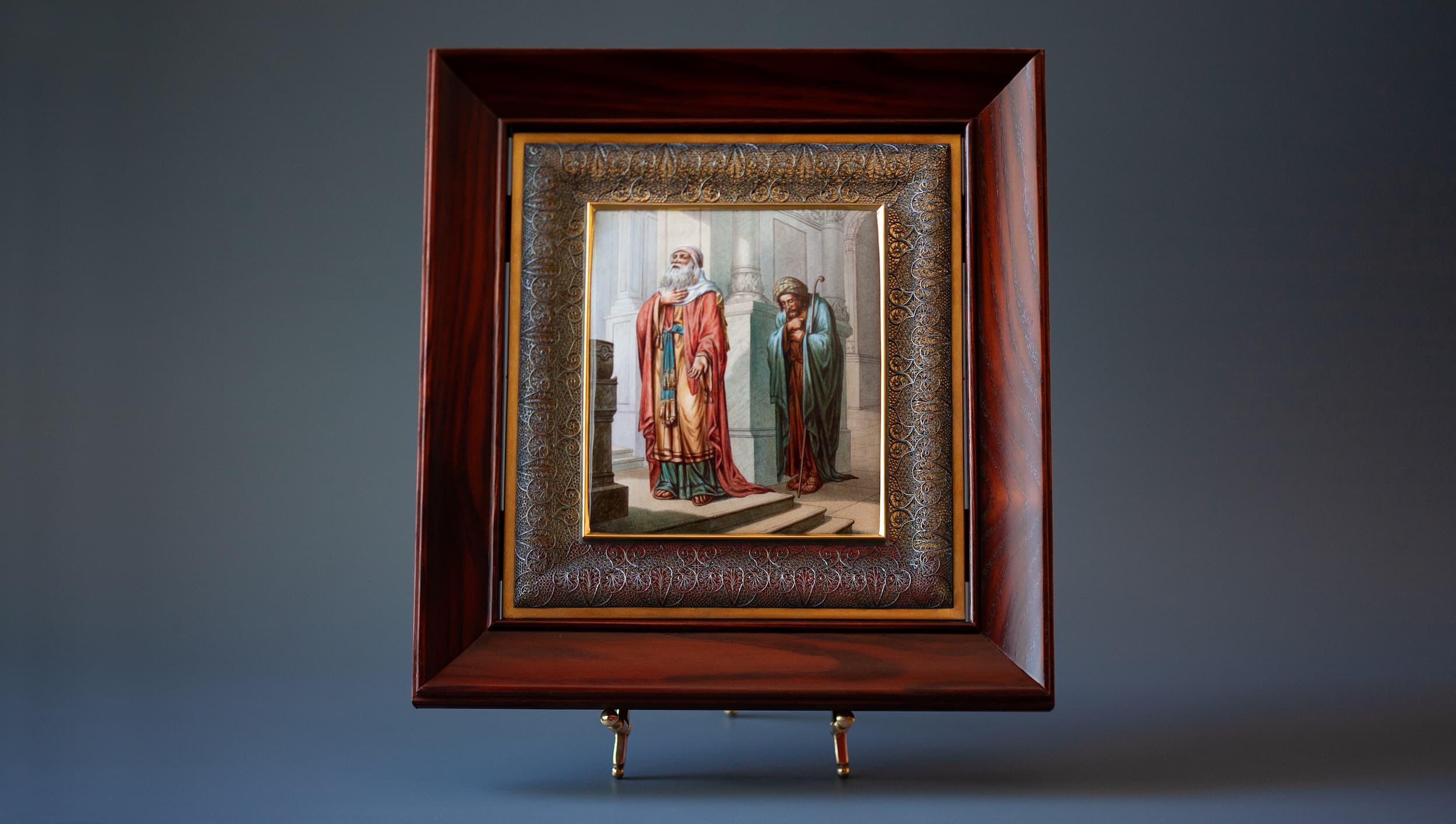 Рукописная картина Мытарь и фарисей в серебряном окладе в технике миниатюрной живописи по эмали. Фото 1. Картина целиком на сером фоне