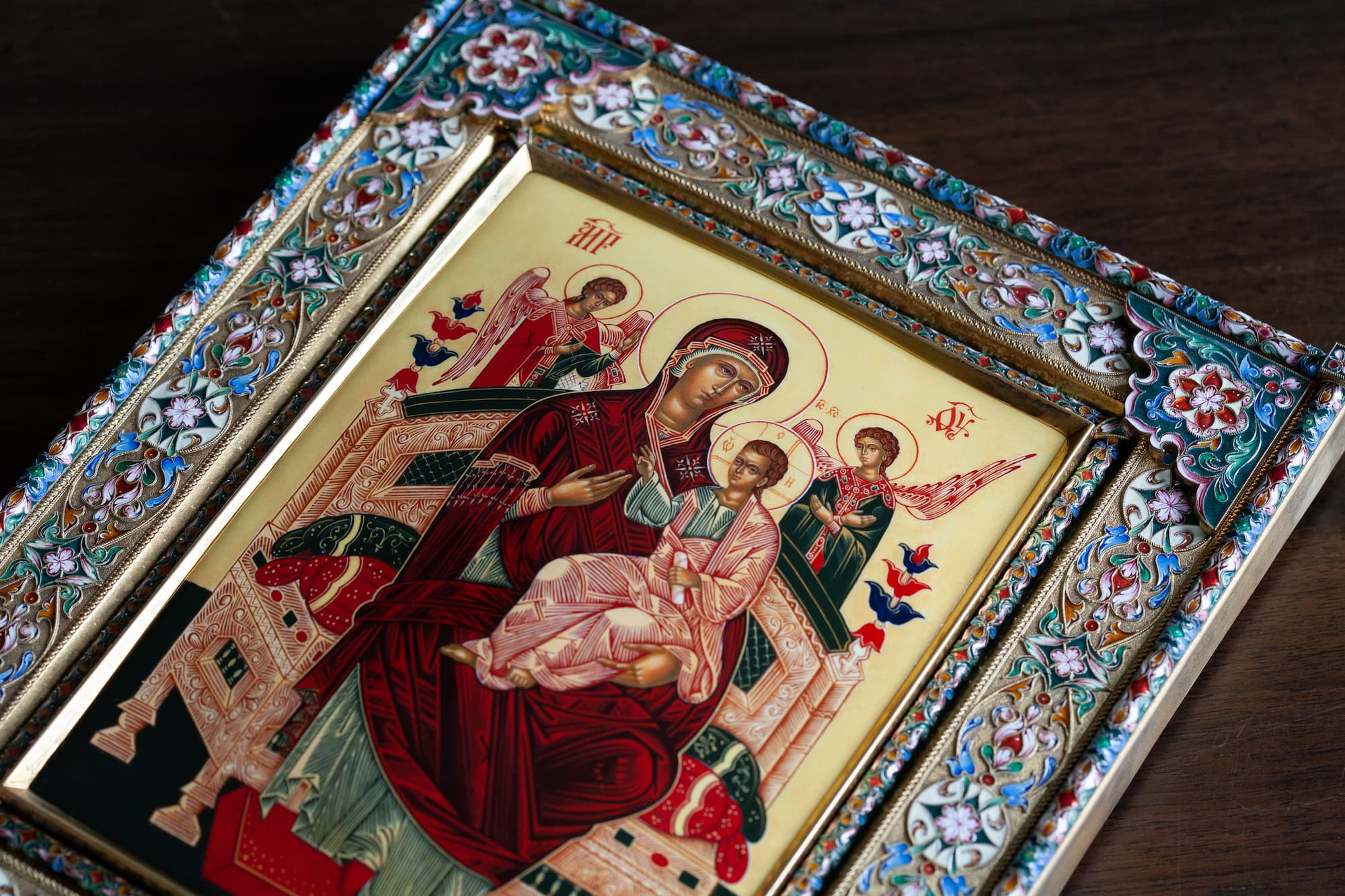 Рукописная икона Богородицы Всецарица в серебряном окладе в технике миниатюрной живописи по эмали. Фото 2. Детальный фрагмент иконы Рукописная икона Богородицы Всецарица в серебряном окладе в технике миниатюрной живописи по эмали. Фото 2. Детальная фотография лика - миниатюрная живопись по эмали