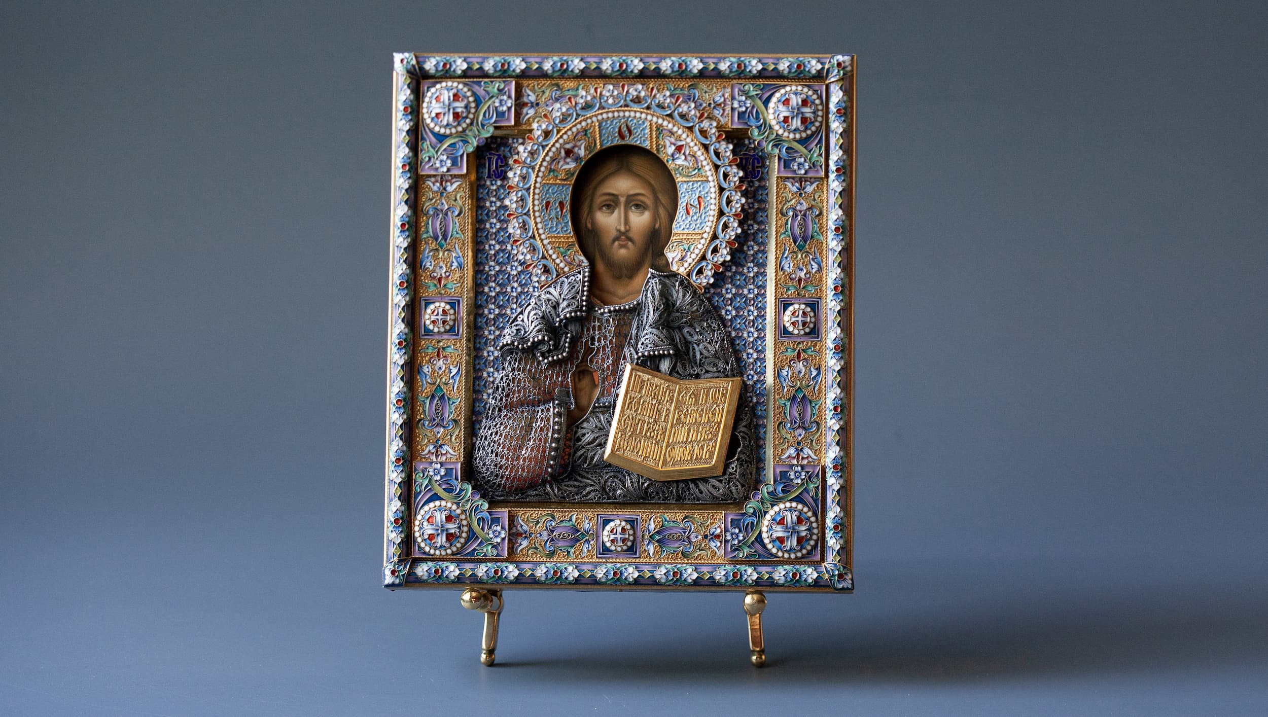 Рукописная икона Господь Вседержитель в серебряном окладе в технике темперы. Фото 1. Икона целиком на сером фоне