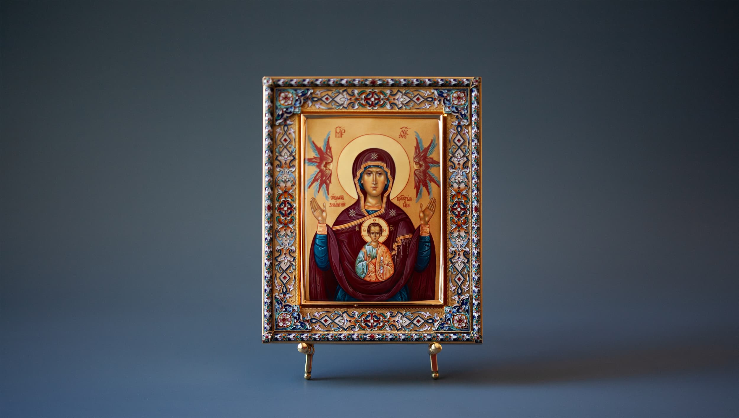 Рукописная икона Богородицы Знамение в серебряном окладе в технике миниатюрной живописи по эмали. Фото 1. Икона целиком на сером фоне