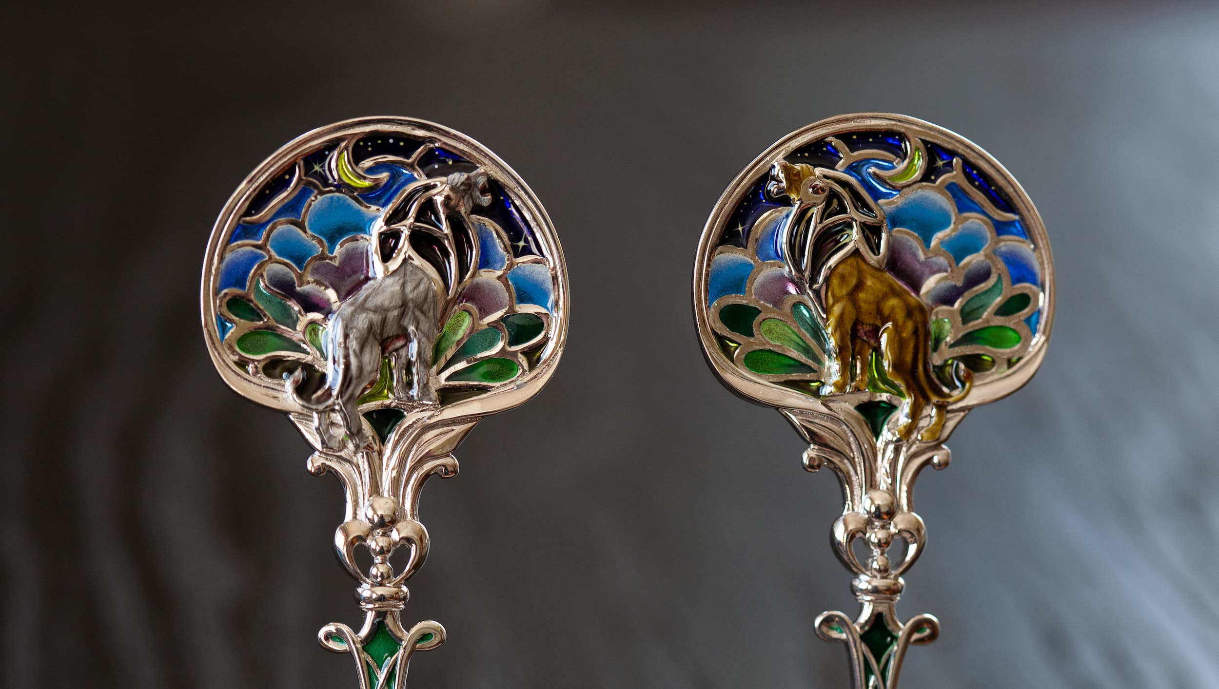 Серебряная чайная ложка со львом в технике витражной и перегородчатой эмали, изготовленная мастерской Хризолит. Фото 1.