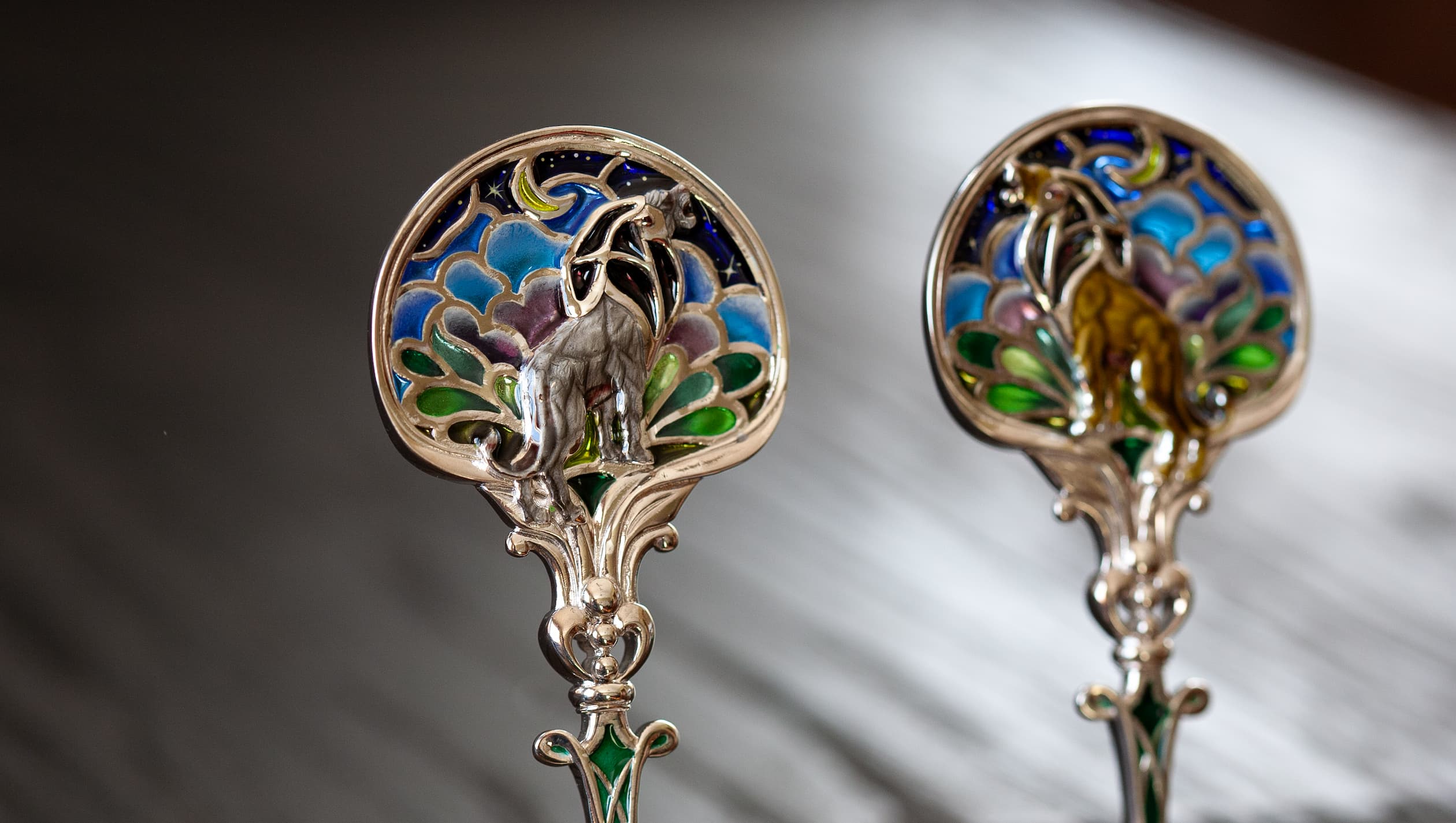 Серебряная чайная ложка со львом в технике витражной и перегородчатой эмали, изготовленная мастерской Хризолит. Фото 5.