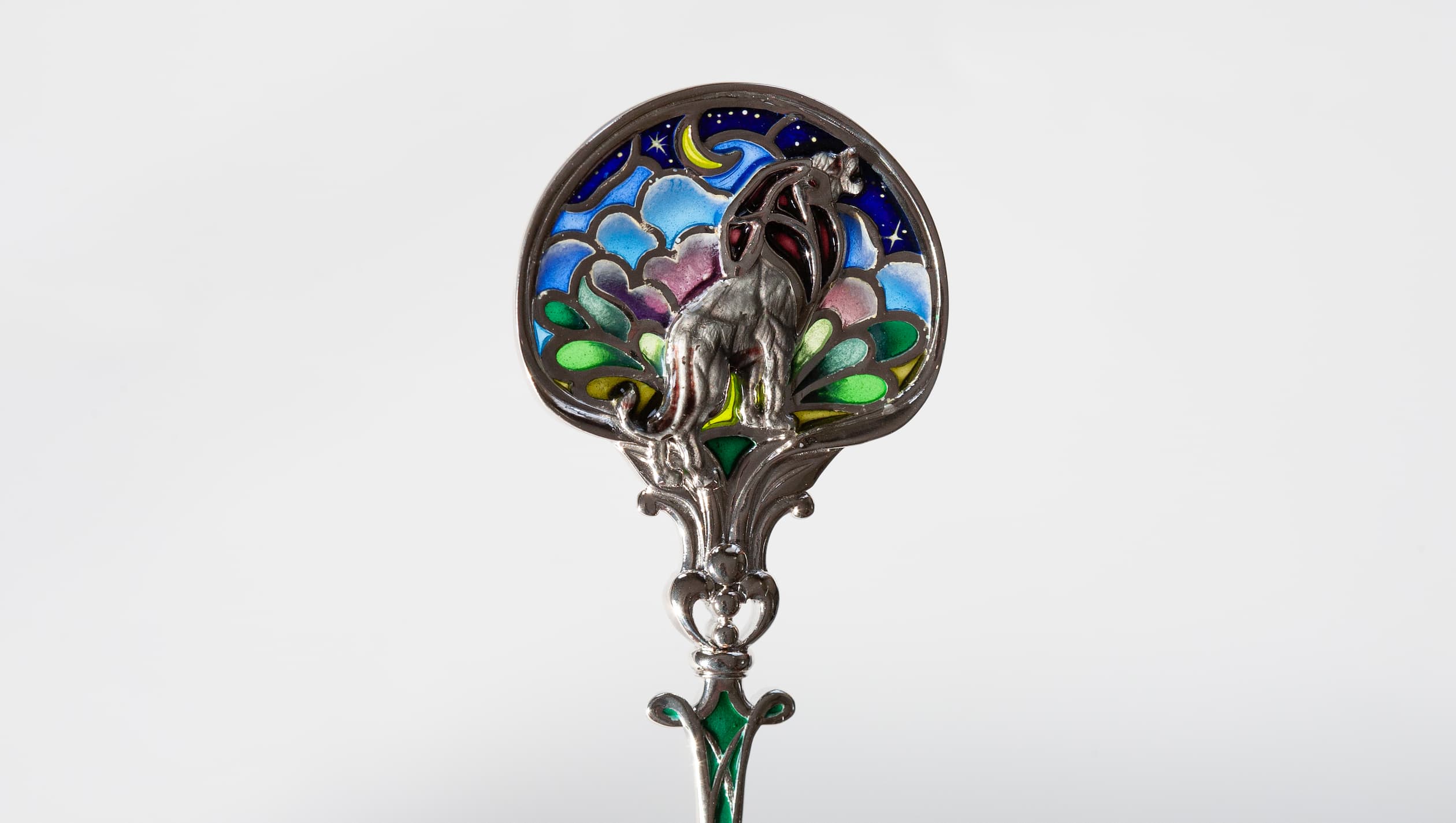 Серебряная чайная ложка со львом в технике витражной и перегородчатой эмали, изготовленная мастерской Хризолит. Фото 8.