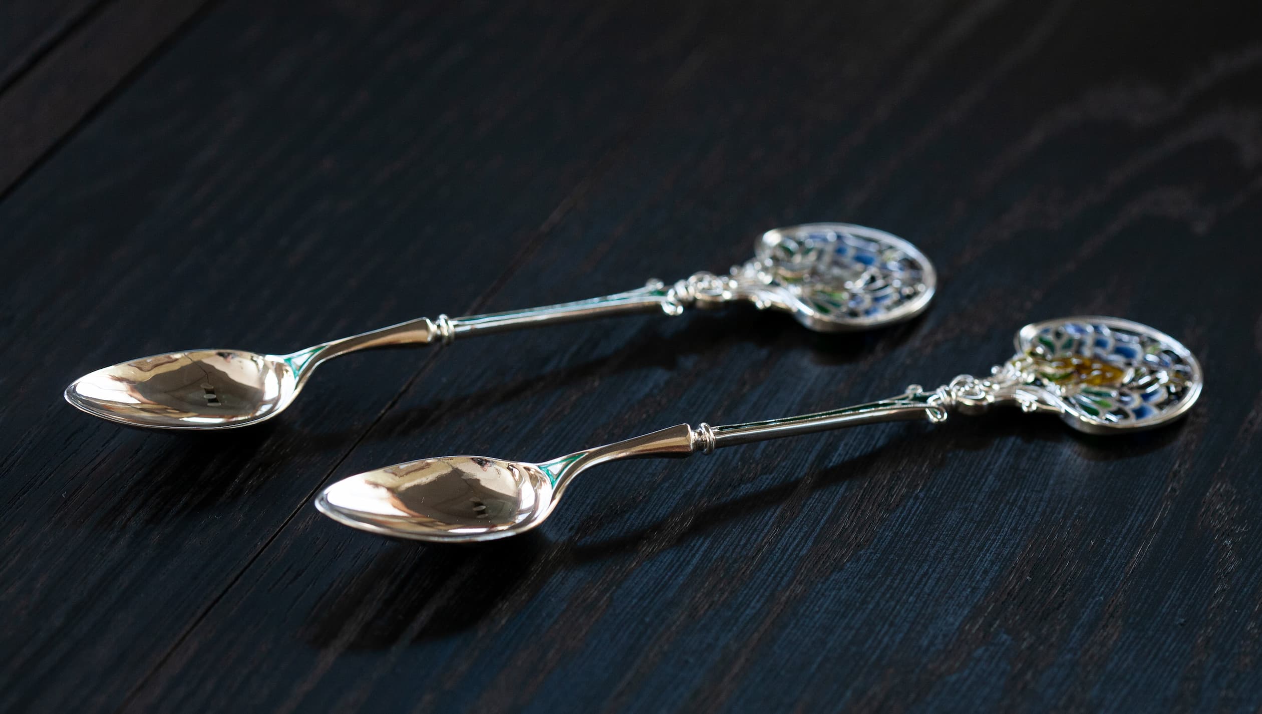 Серебряная чайная ложка со львом в технике витражной и перегородчатой эмали, изготовленная мастерской Хризолит. Фото 4.