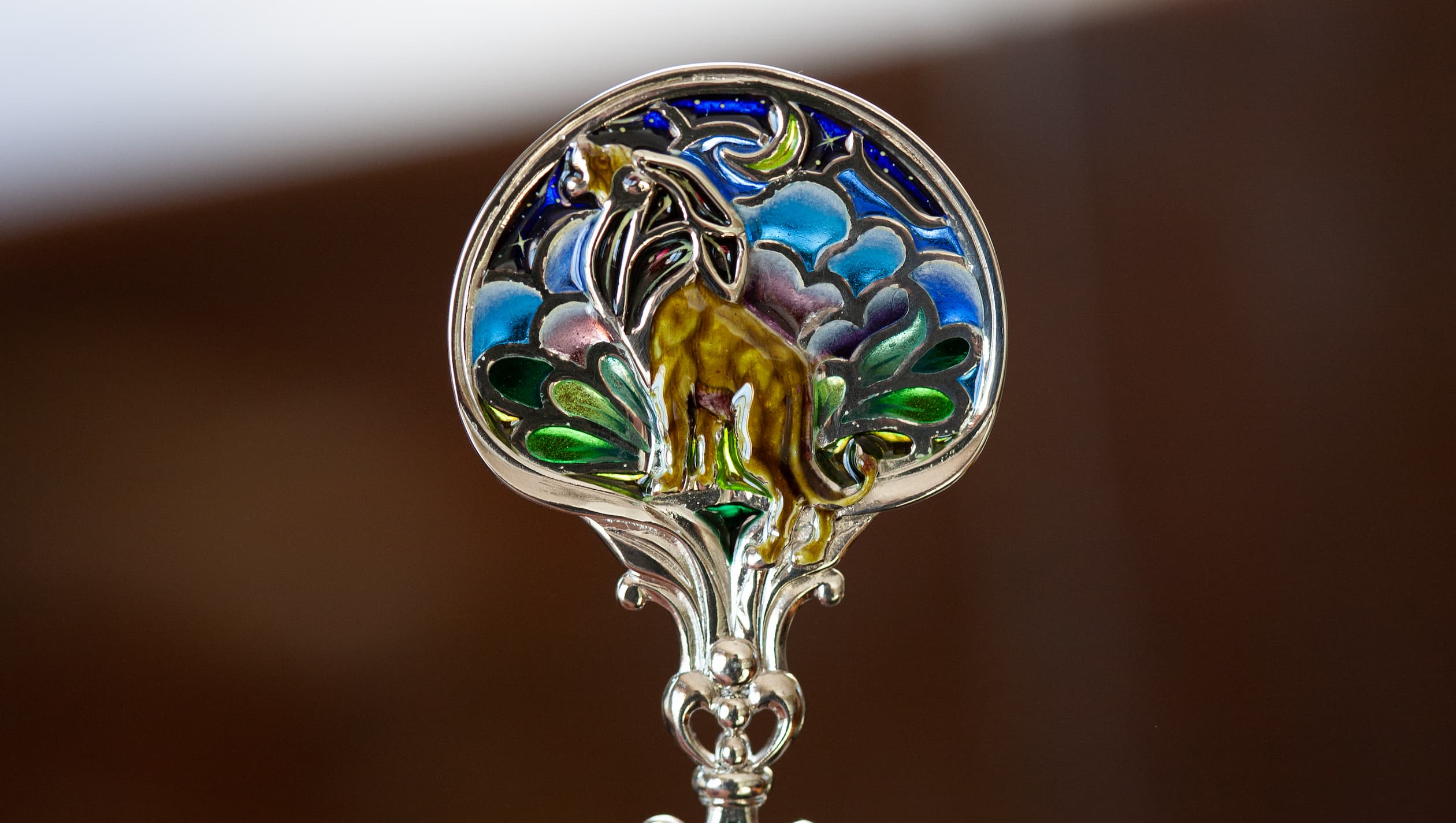 Серебряная чайная ложка со львом в технике витражной и перегородчатой эмали, изготовленная мастерской Хризолит. Фото 7.