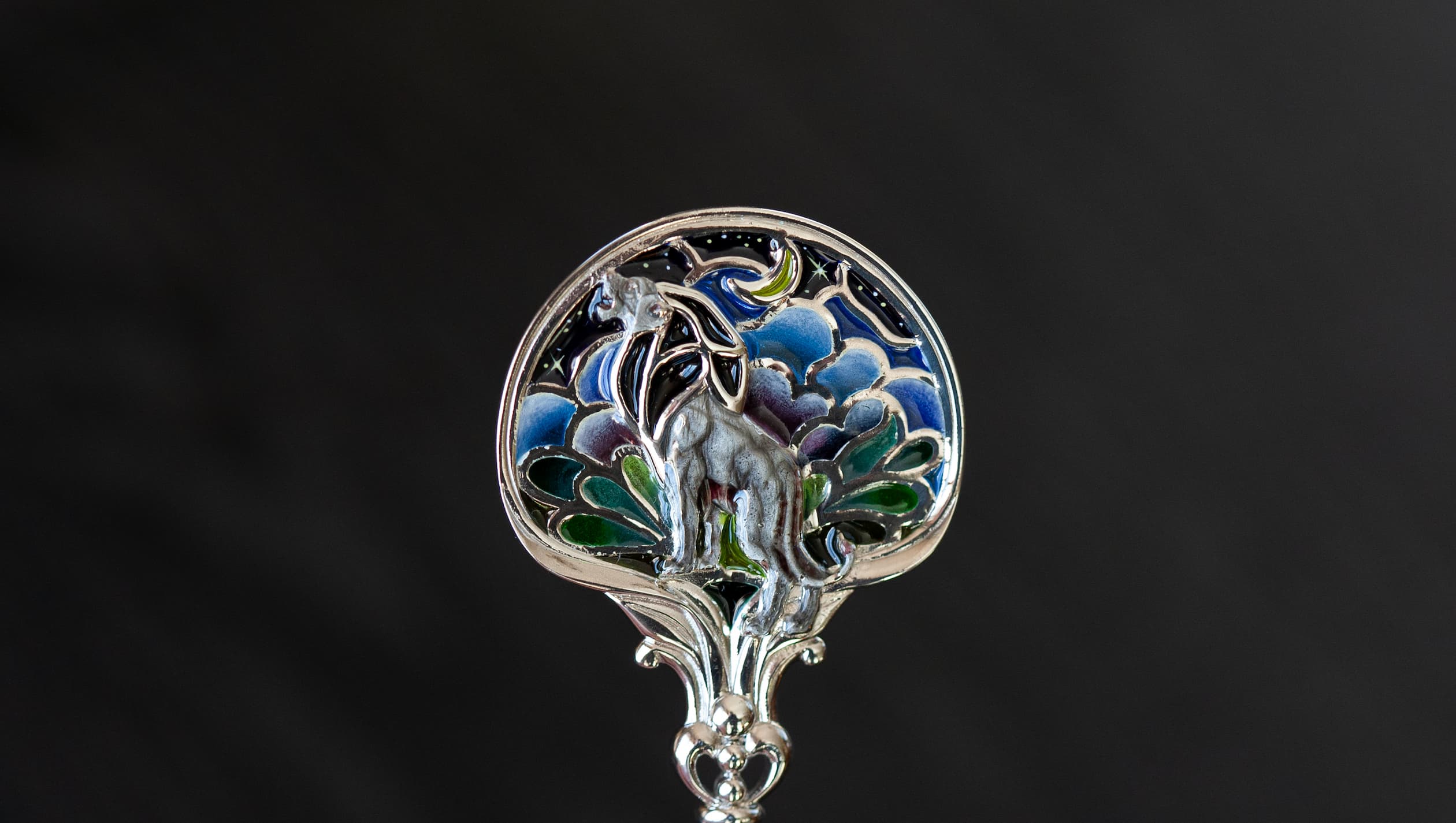 Серебряная чайная ложка со львом в технике витражной и перегородчатой эмали, изготовленная мастерской Хризолит. Фото 6.