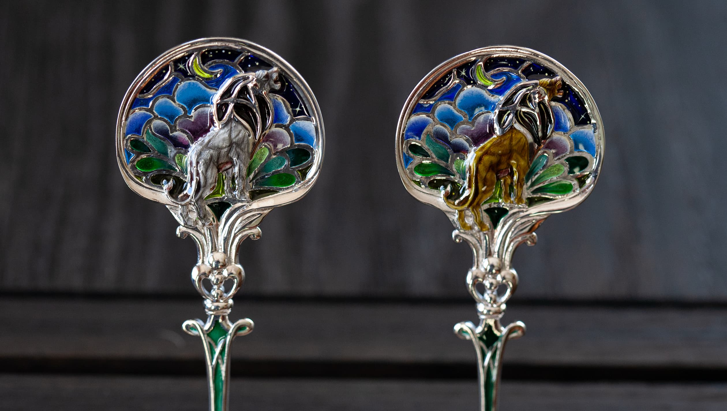 Серебряная чайная ложка со львом в технике витражной и перегородчатой эмали, изготовленная мастерской Хризолит. Фото 3.