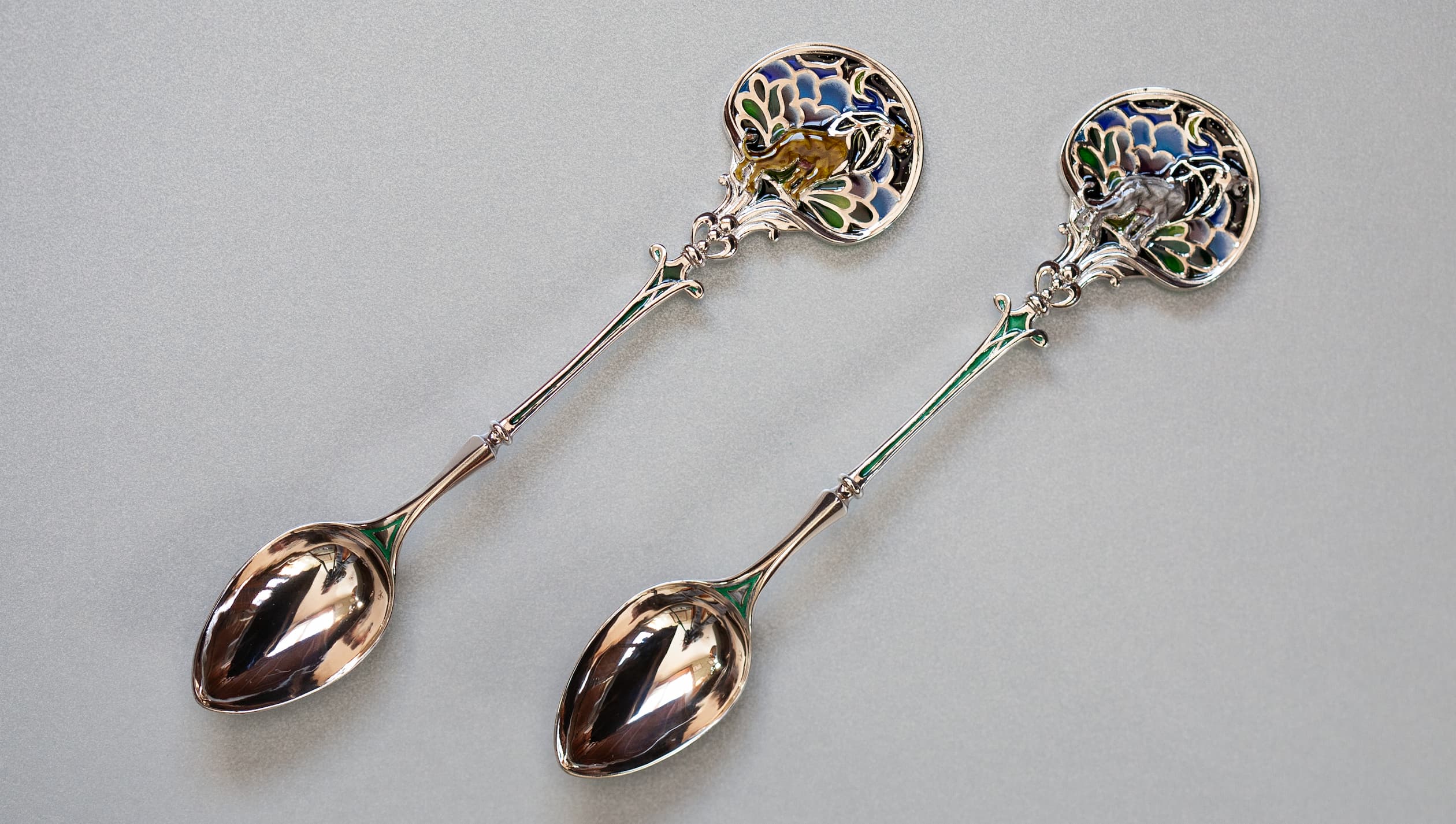 Серебряная чайная ложка со львом в технике витражной и перегородчатой эмали, изготовленная мастерской Хризолит. Фото 2.