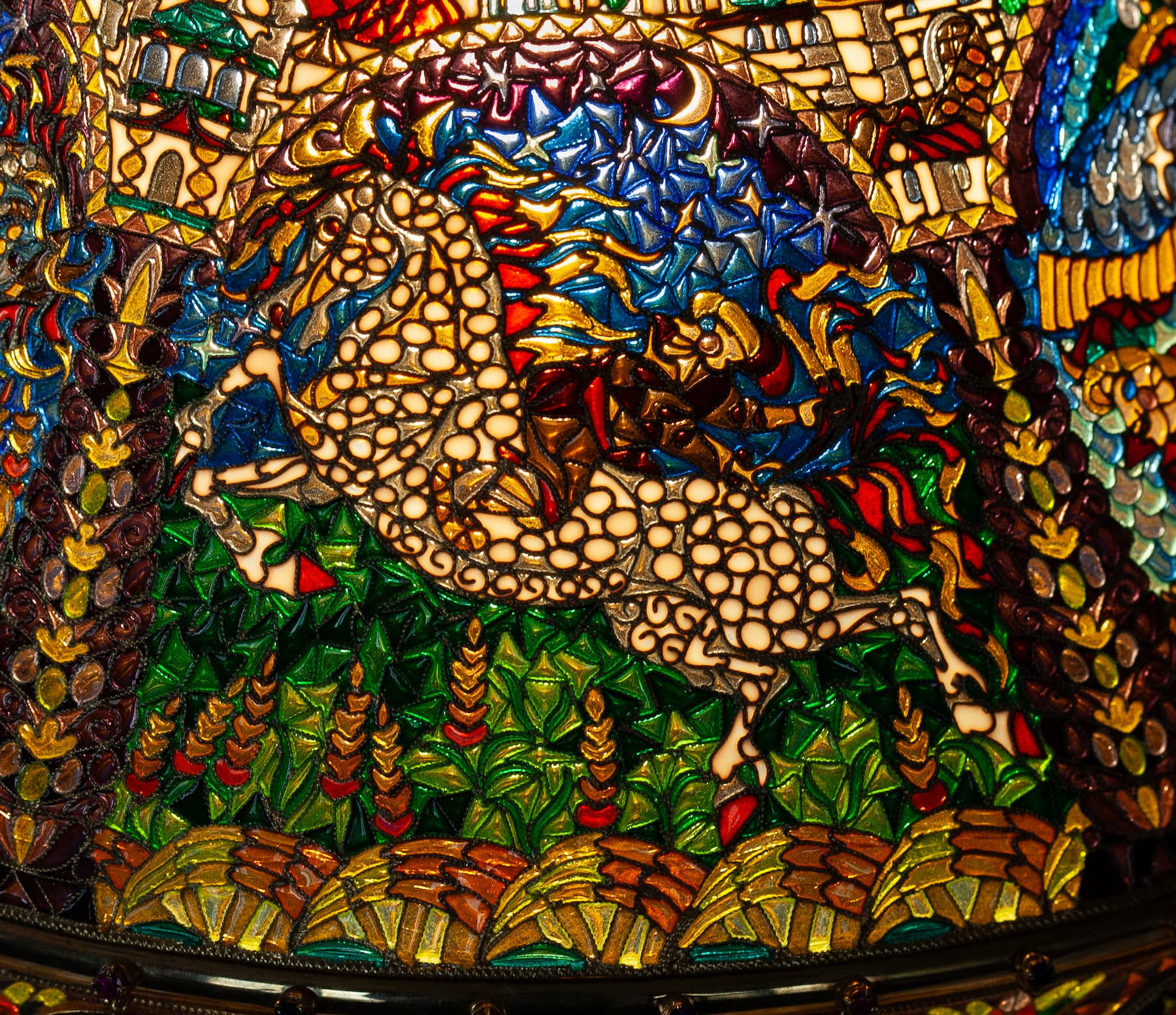 Фрагмент абажура витражной лампы, первый сюжет с кобылицей. Фото 4. Фрагмент абажура витражной лампы, первый сюжет с кобылицей.