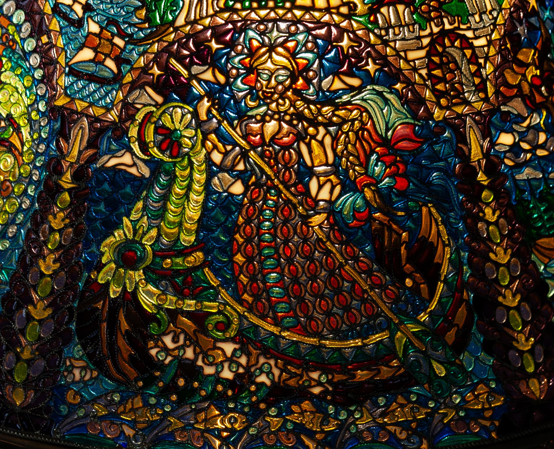 Фрагмент абажура витражной лампы, четвертый сюжет с Царь-девицей. Фото 7. Фрагмент абажура витражной лампы, четвертый сюжет с Царь-девицей.