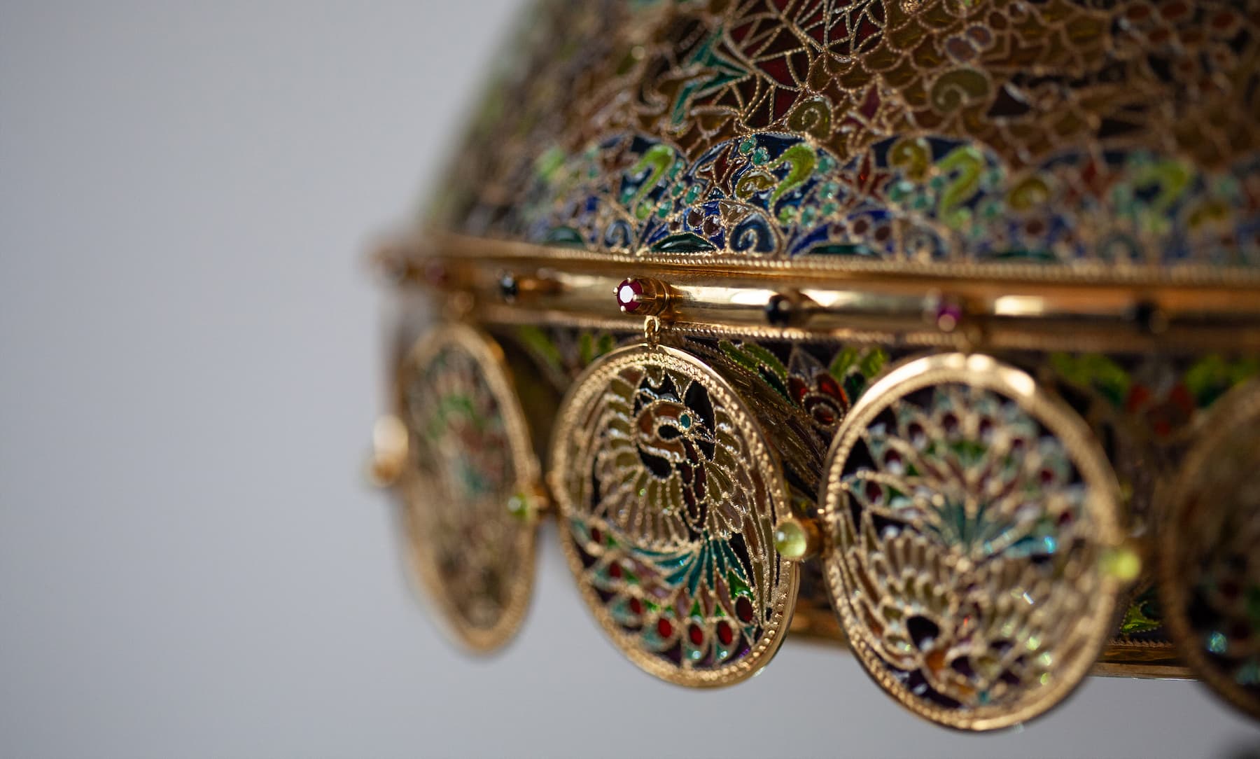 Фрагмент витражной лампы при естественном освещении, пояс из Жар-птиц. Фото 3 Фрагмент абажура витражной лампы при естественном освещении, пояс из Жар-птиц.