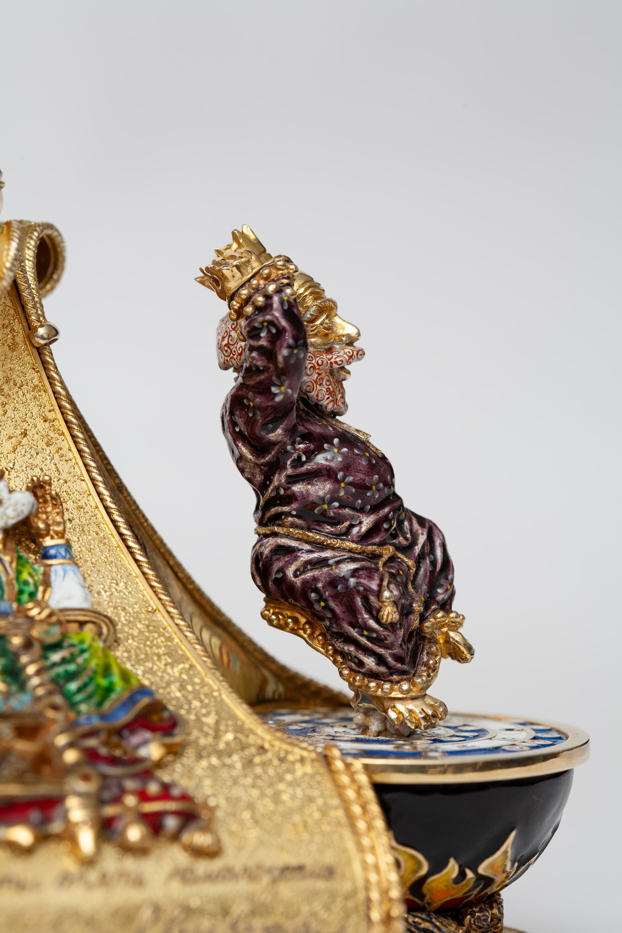 Фрагмент нижней части витражной лампы - фигурка Царя, прыгающего в казан с кипящей водой. Фото 15. Фрагмент нижней части витражной лампы - фигурка Царя, прыгающего в казан с кипящей водой.