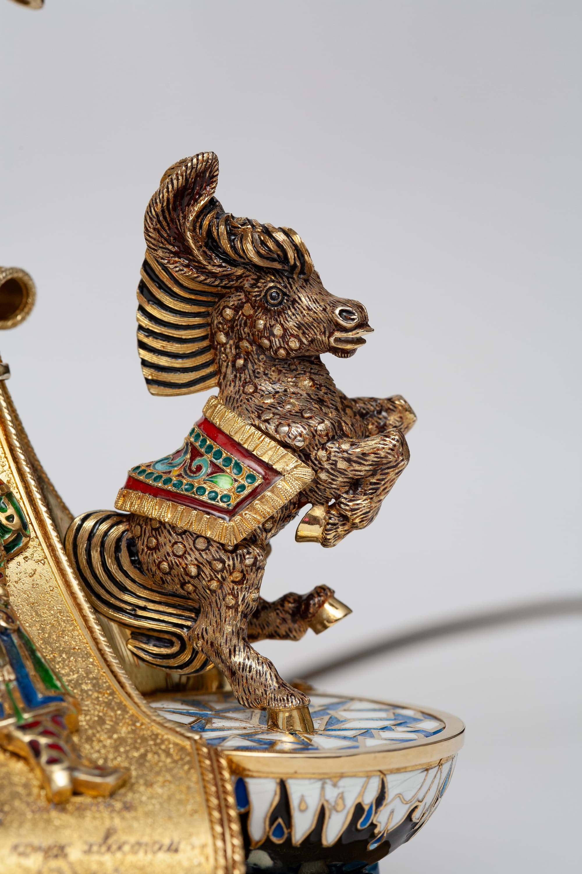 Фрагмент нижней части витражной лампы - фигурка Конька-Горбунка, разбивающего копытом кромку льда на третьем казане. Фото 17. Фрагмент нижней части витражной лампы - фигурка Конька-Горбунка, разбивающего копытом кромку льда на третьем казане.