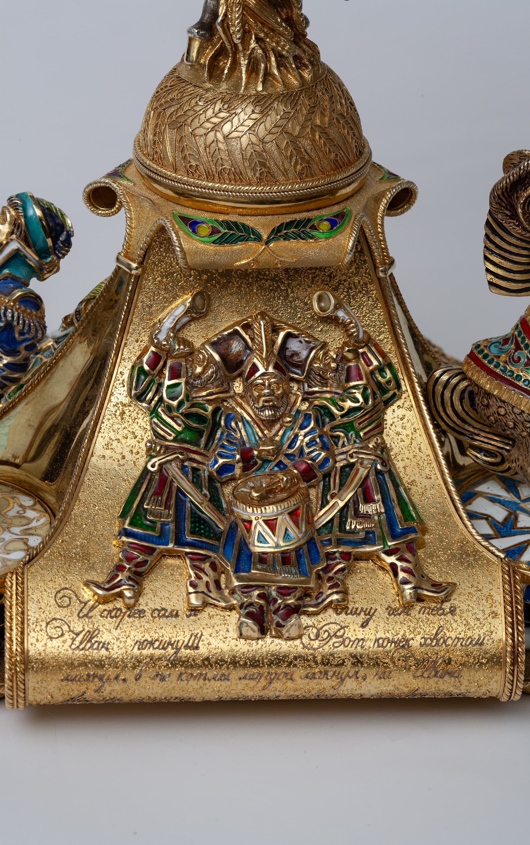 Фрагмент нижней части витражной лампы - барельеф с царскими музыкантами. Фото 19. Фрагмент нижней части витражной лампы - барельеф с царскими музыкантами.