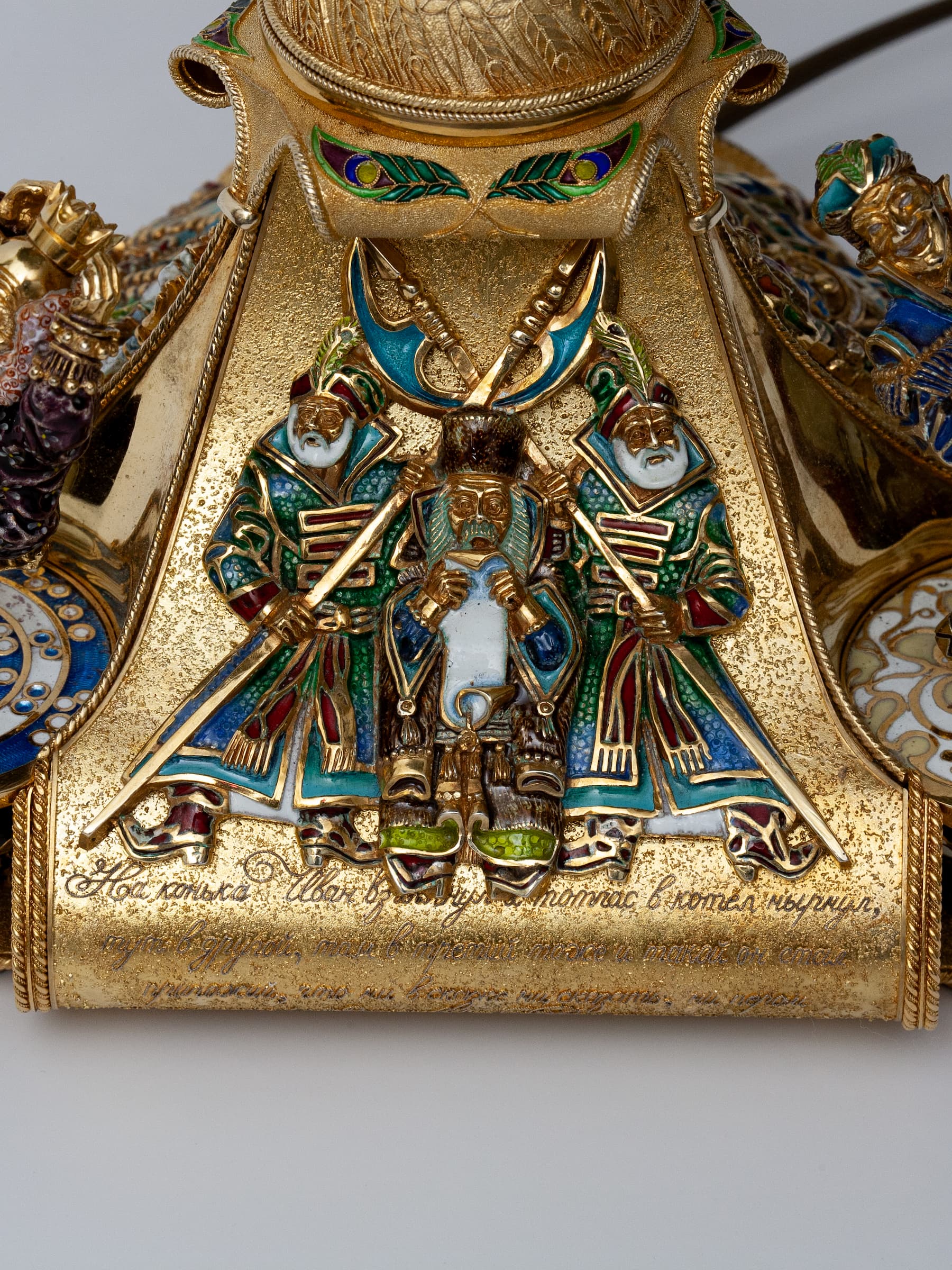 Фрагмент нижней части витражной лампы - барельеф с глашатем и стрельцами. Фото 20. Фрагмент нижней части витражной лампы - барельеф с глашатем и стрельцами.