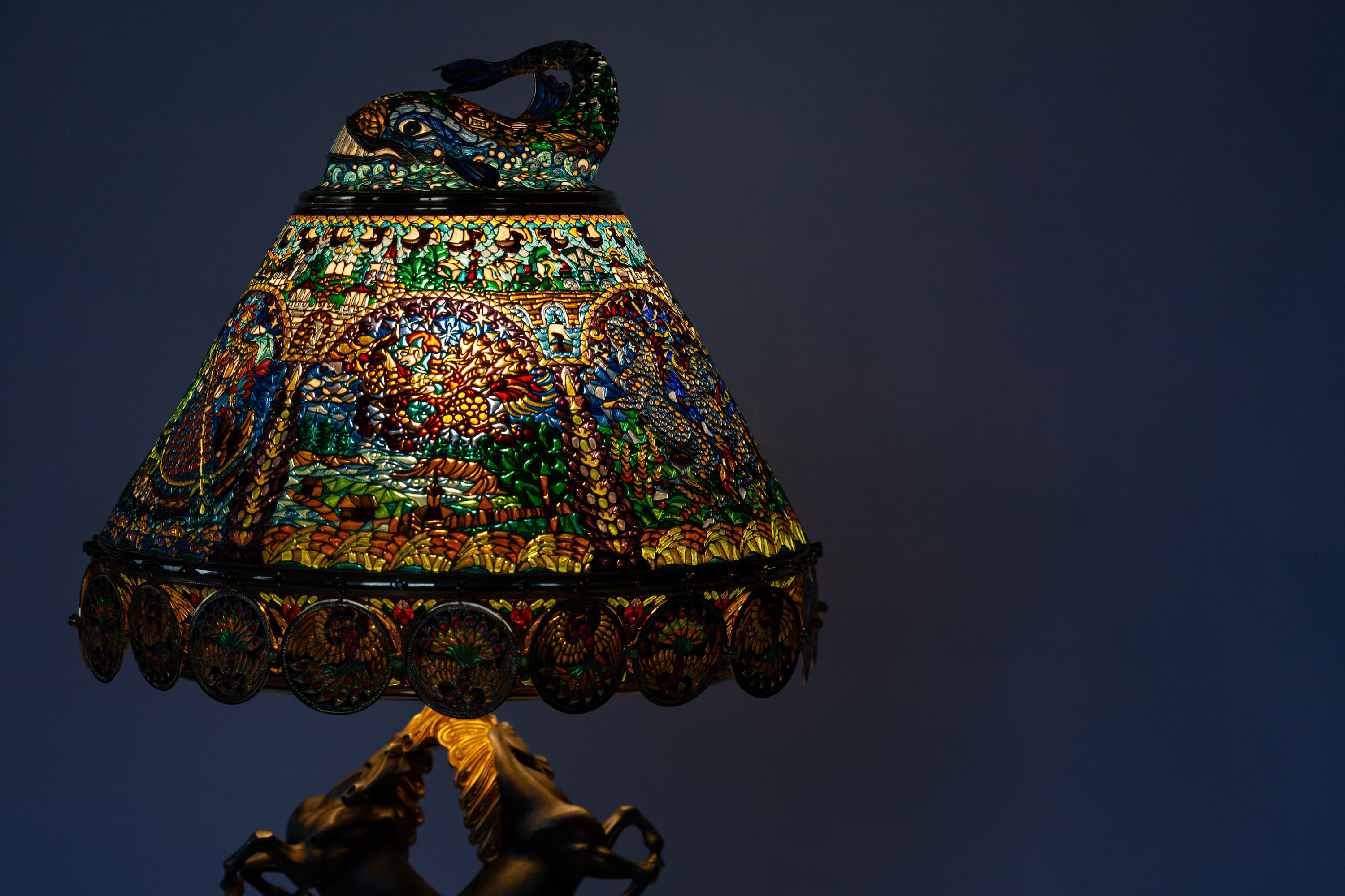 Абажур лампы в естественном и искуственном свете. Два фото, сменяющие друг друга Абажур лампы в естественном и искуственном свете. Два фото, сменяющие друг друга