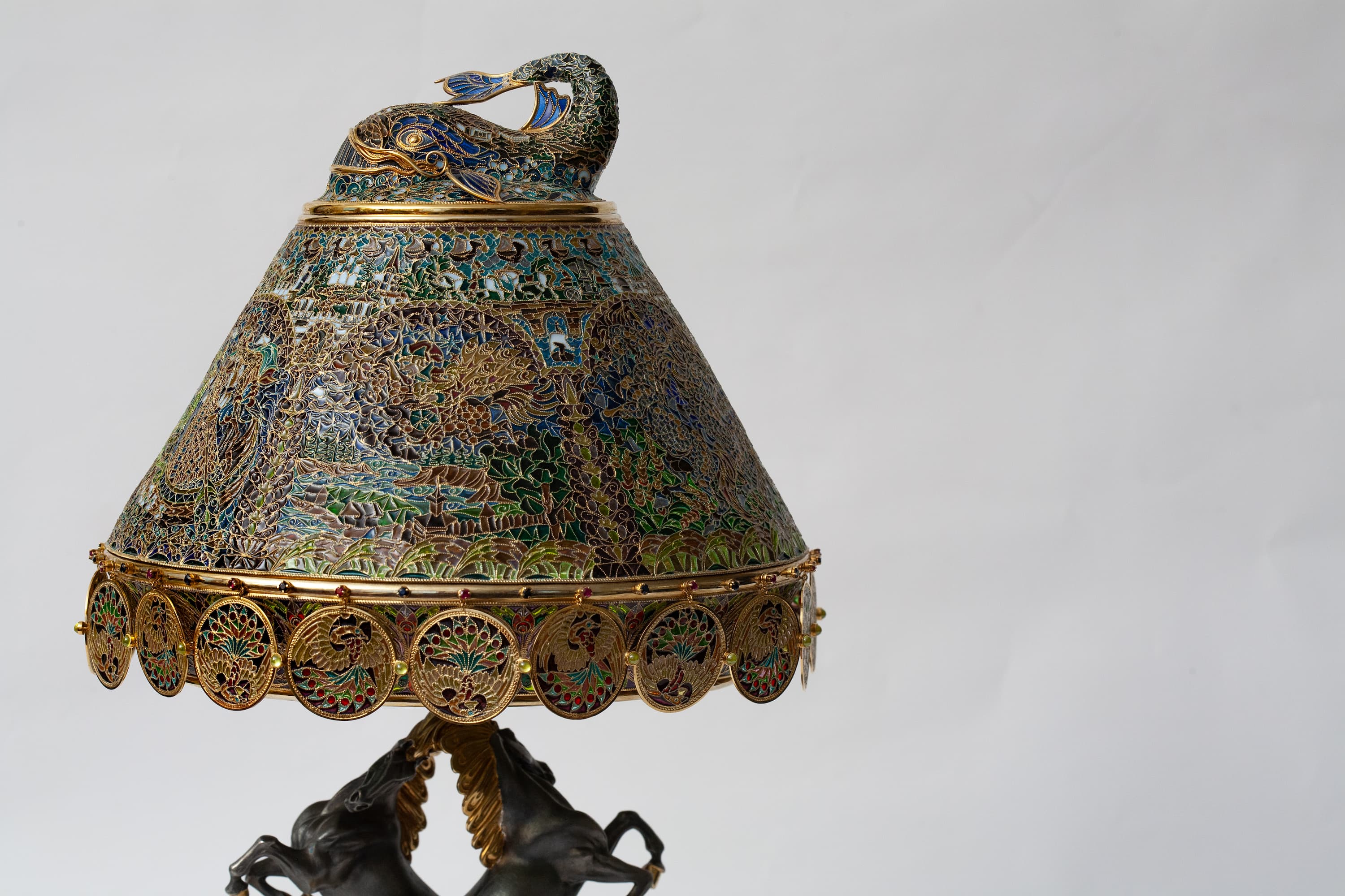 Абажур лампы в естественном и искуственном свете. Два фото, сменяющие друг друга Абажур лампы в естественном и искуственном свете. Два фото, сменяющие друг друга