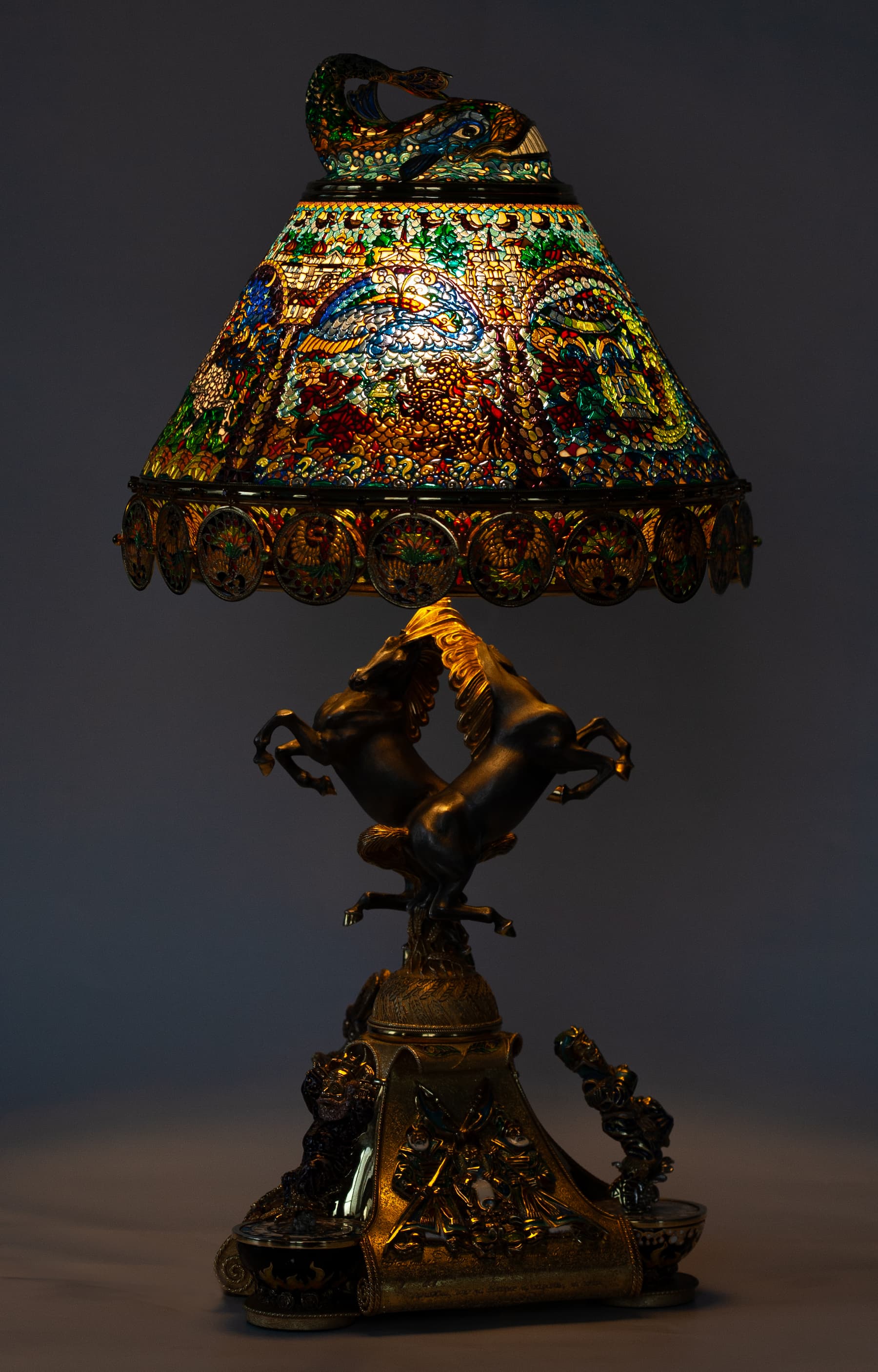 Витражная лампа с включенным теплым светом. Увеличение при нажатии. Фото 1 Витражная лампа с включенным теплым светом. Увеличение при нажатии. Фото 1