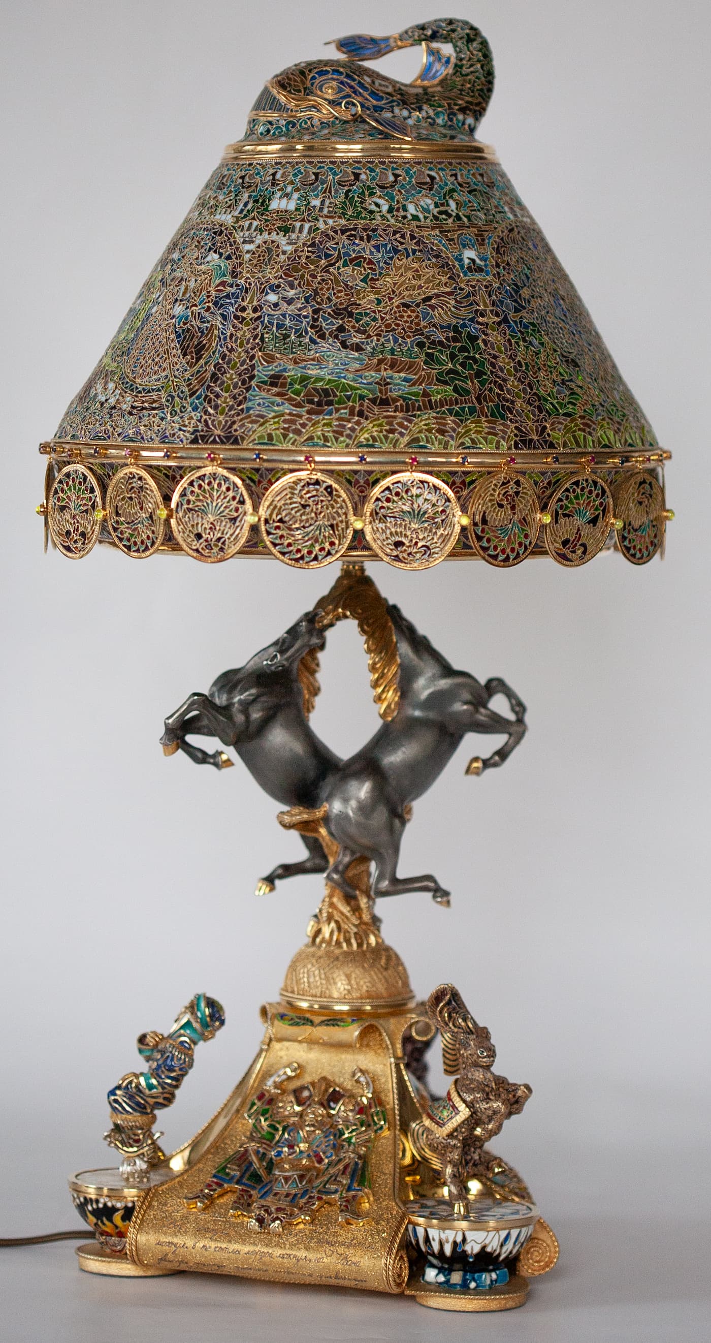 Витражная лампа в естественном и искуственном свете в полный размер. Два фото, сменяющие друг друга Витражная лампа в естественном и искуственном свете в полный размер. Два фото, сменяющие друг друга