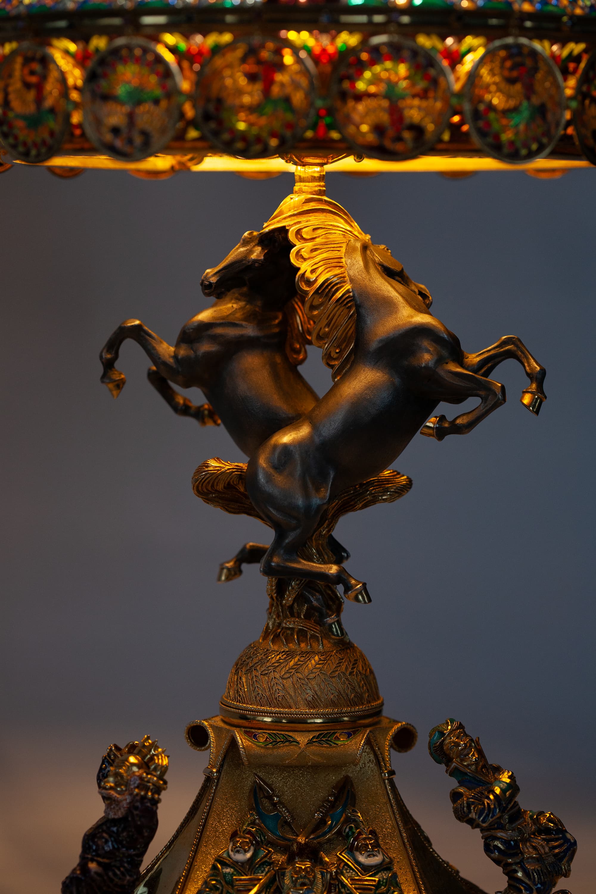 Витражная лампа. Златогривые кони при искуственном свете лампы. Увеличение при нажатии. Фото 21. Витражная лампа. Златогривые кони при искуственном свете лампы. Увеличение при нажатии.